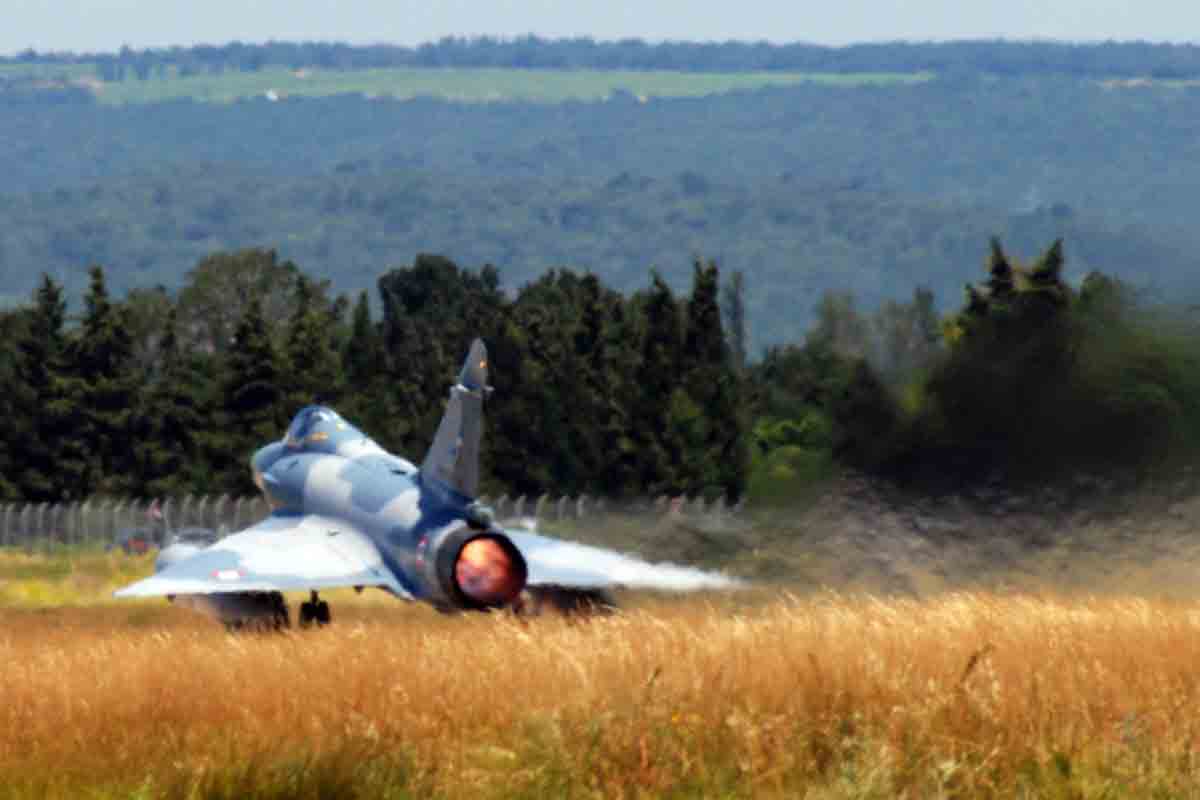 un M.2000-5F al decollo da Orange f.af M.2000 taxiway